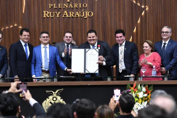 ALE-AM entrega Medalha Ruy Araújo ao secretário Renato Júnior ALE-AM entrega Medalha Ruy Araújo ao secretário Renato Júnior