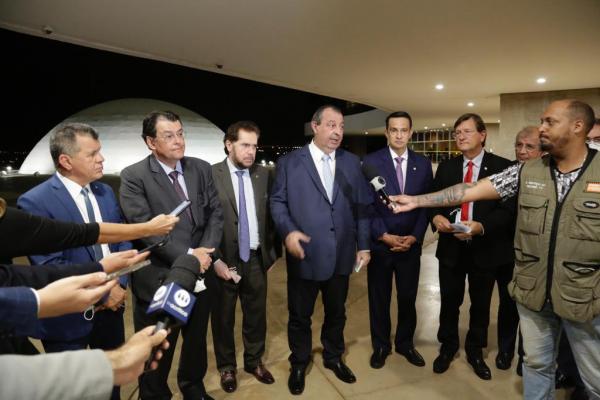 Senador Omar e bancada do AM recorrem ao STF para suspender novo decreto que prejudica a Zona Franca Senador Omar e bancada do AM recorrem ao STF para suspender novo decreto que prejudica a Zona Franca