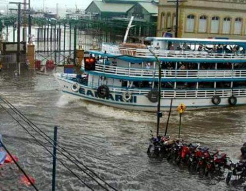 Forte chuva causa alagamentos e deixa trânsito lento em Manaus Forte chuva causa alagamentos e deixa trânsito lento em Manaus