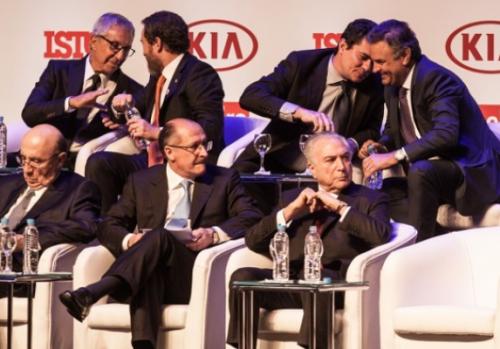 Moro e Aécio mostram ‘intimidade’ em evento e viram assunto na web Moro e Aécio mostram ‘intimidade’ em evento e viram assunto na web