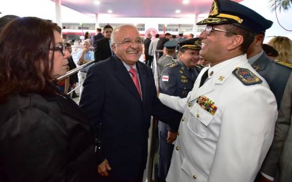 Melo anuncia promoções das policias e bombeiros para abril Melo anuncia promoções das policias e bombeiros para abril