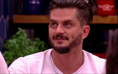 BBB17: Marcos alfineta Globo após recorde de votos no paredão: 'Dou dinheiro' BBB17: Marcos alfineta Globo após recorde de votos no paredão: 'Dou dinheiro'