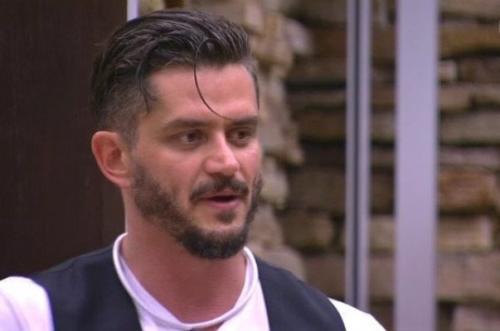 Ex-BBB Marcos alega não ter sido acusado por Emilly e pede suspensão do caso Ex-BBB Marcos alega não ter sido acusado por Emilly e pede suspensão do caso