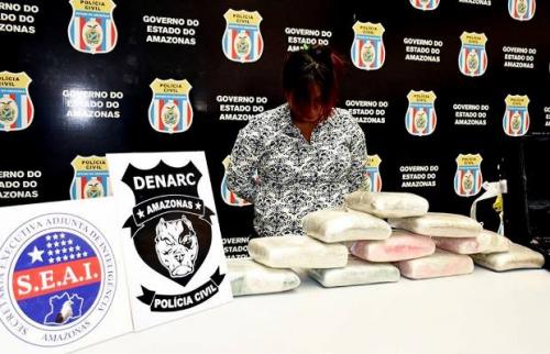Em Manaus, mulher é presa no aeroporto com 12 quilos de maconha na mala Em Manaus, mulher é presa no aeroporto com 12 quilos de maconha na mala