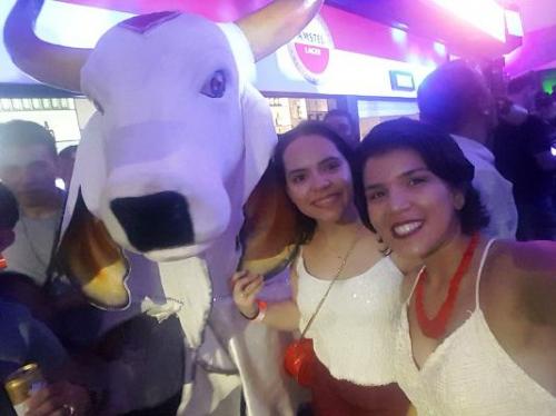 Marina Assis e Mey Abensur, ao lado do Boi Garantido, em Manaus Marina Assis e Mey Abensur, ao lado do Boi Garantido, em Manaus