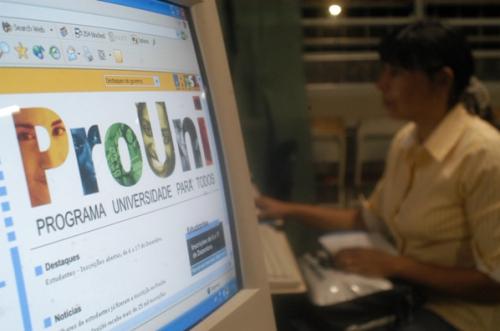 ProUni já tem mais de 300 mil inscritos; prazo encerra hoje ProUni já tem mais de 300 mil inscritos; prazo encerra hoje