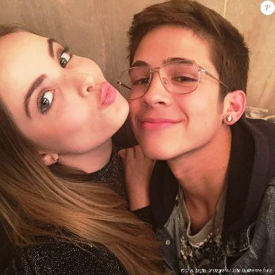 | João Guilherme posa com 'rival' de Larissa Manoela no Dia dos Namorados | João Guilherme posa com 'rival' de Larissa Manoela no Dia dos Namorados