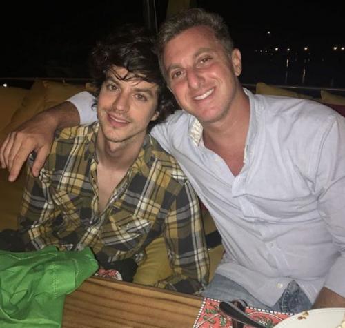| Irmão de Luciano Huck fala de impacto ao assumir ser gay: 'Foi digestão na família' | Irmão de Luciano Huck fala de impacto ao assumir ser gay: 'Foi digestão na família'
