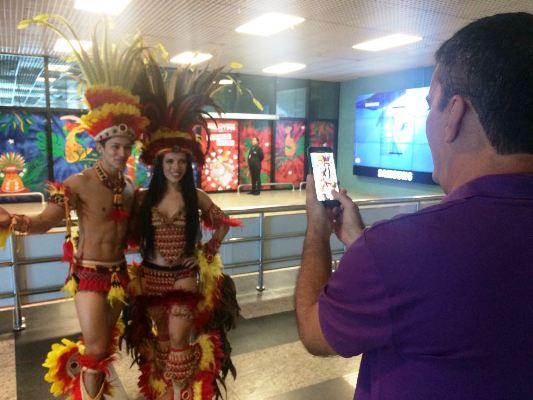 Turistas e passageiros são recebidos com toadas no aeroporto de Manaus Turistas e passageiros são recebidos com toadas no aeroporto de Manaus