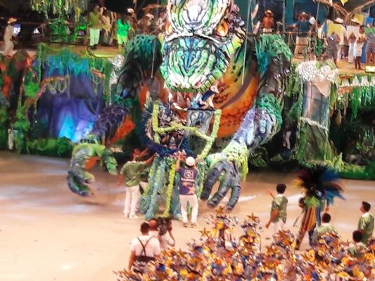 Alegoria do Caprichoso rompe e porta estandarte caiu durante apresentação Alegoria do Caprichoso rompe e porta estandarte caiu durante apresentação