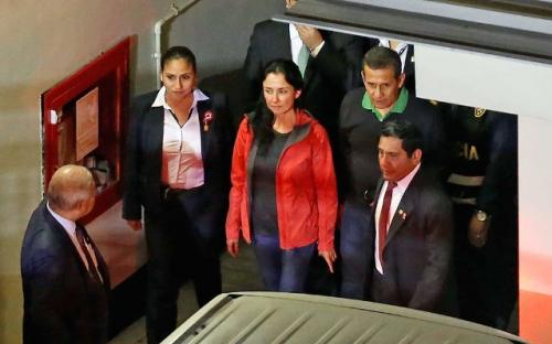 Ex-presidente do Peru Ollanta Humala e sua mulher se entregam para cumprir prisão preventiva Ex-presidente do Peru Ollanta Humala e sua mulher se entregam para cumprir prisão preventiva