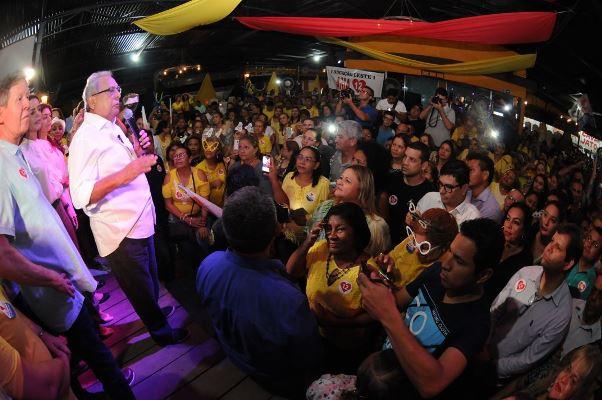 Educadores apoiam a candidatura de Amazonino ao governo do Estado Educadores apoiam a candidatura de Amazonino ao governo do Estado