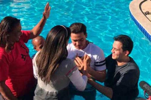 Wesley Safadão recebe batismo de igreja evangélica Wesley Safadão recebe batismo de igreja evangélica