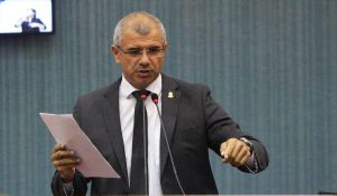 Elissandro Bessa apresenta representação ao Ministério Público contra cobrança do Detran-AM Elissandro Bessa apresenta representação ao Ministério Público contra cobrança do Detran-AM