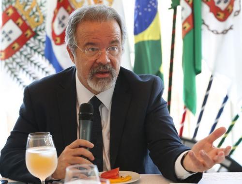 Ministros do Brasil e Peru discutem segurança na tríplice fronteira Ministros do Brasil e Peru discutem segurança na tríplice fronteira