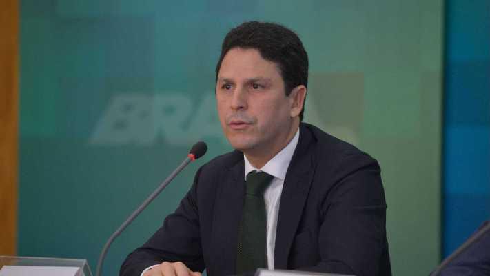 Ministro Bruno Araújo, do PSDB, entrega carta de demissão a Temer Ministro Bruno Araújo, do PSDB, entrega carta de demissão a Temer