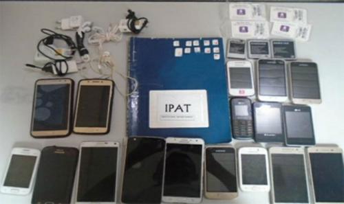 Pacotes com celulares são arremessados para dentro de presídio, em Manaus Pacotes com celulares são arremessados para dentro de presídio, em Manaus