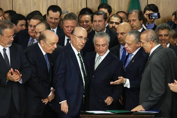 Com impasse, Temer avalia adiar trocas ministeriais para dezembro Com impasse, Temer avalia adiar trocas ministeriais para dezembro