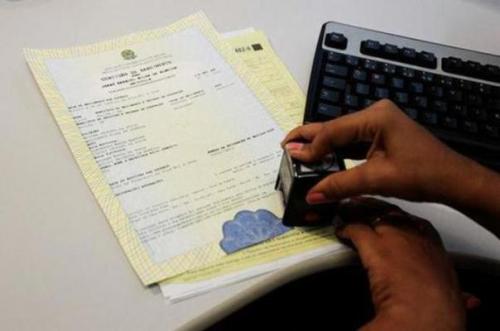 Novo modelo de certidão de nascimento permite inclusão de nome de padrasto Novo modelo de certidão de nascimento permite inclusão de nome de padrasto