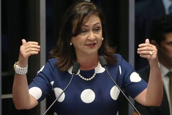 Expulsa do PMDB, Kátia Abreu diz ter rejeitado ‘regalias do poder’ Expulsa do PMDB, Kátia Abreu diz ter rejeitado ‘regalias do poder’