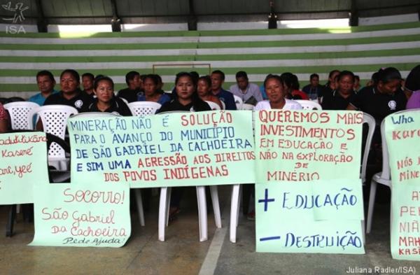 População indígena protesta contra mineração em São Gabriel da Cachoeira (AM) População indígena protesta contra mineração em São Gabriel da Cachoeira (AM)