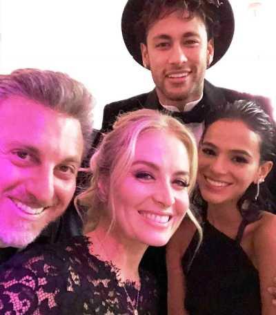Luciano Huck e Angélica posam com 'Brumar': 'Gostamos de vocês juntos' Luciano Huck e Angélica posam com 'Brumar': 'Gostamos de vocês juntos'