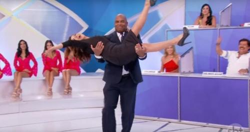 Silvio Santos 'expulsa' Mara Maravilha, que é retirada do palco por segurança Silvio Santos 'expulsa' Mara Maravilha, que é retirada do palco por segurança
