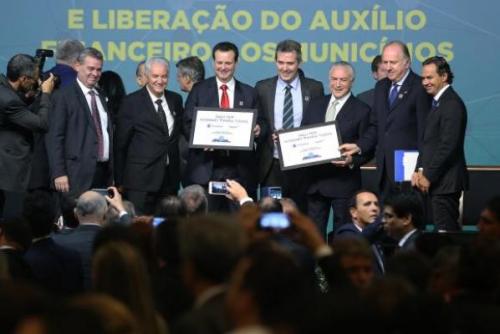 Governo lança programa para levar internet via satélite a municípios sem conexão Governo lança programa para levar internet via satélite a municípios sem conexão