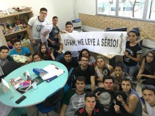 Estudantes de Medicina da Ufam em Coari protestam contra falta de professores Estudantes de Medicina da Ufam em Coari protestam contra falta de professores