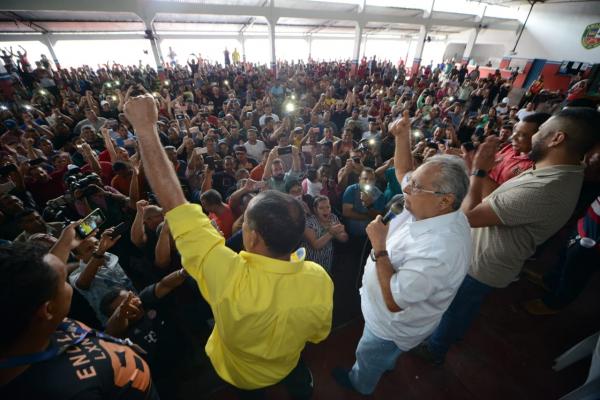 Greve da PM encerra após governador assegurar reajuste salarial e promoções Greve da PM encerra após governador assegurar reajuste salarial e promoções