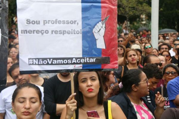 Grupo de professores deflagra greve geral no Estado Grupo de professores deflagra greve geral no Estado