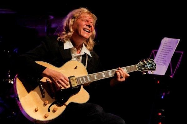 Guitarrista Victor Biglione ministrará oficina no Centro Cultural Usina Chaminé Guitarrista Victor Biglione ministrará oficina no Centro Cultural Usina Chaminé