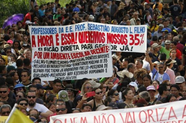 Professores deflagram greve geral no Estado Professores deflagram greve geral no Estado