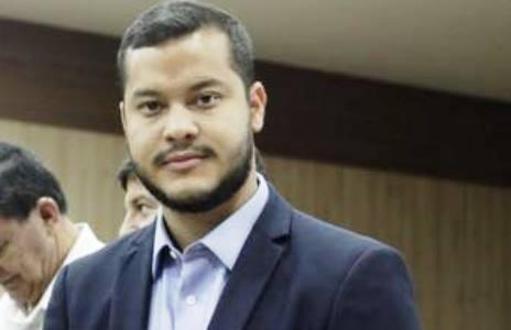 | Juiz suspende contratos de 'fachadas' em Coari; afastamento de Adail é aguardado | Juiz suspende contratos de 'fachadas' em Coari; afastamento de Adail é aguardado