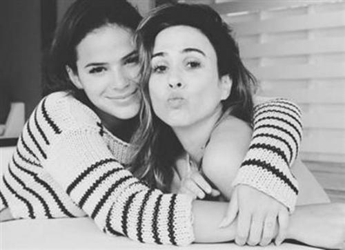 Tatá Werneck posa com Bruna Marquezine e se declara: 'Melhor vilã' Tatá Werneck posa com Bruna Marquezine e se declara: 'Melhor vilã'
