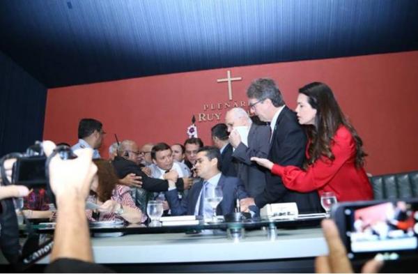 David Almeida e Vicente Lopes quase vão a vias de fato na ALEAM David Almeida e Vicente Lopes quase vão a vias de fato na ALEAM