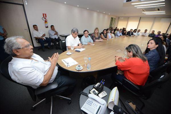 Governo do AM concede 24,20% de reajuste para os servidores da saúde Governo do AM concede 24,20% de reajuste para os servidores da saúde