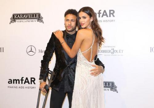Neymar mancando, Sabrina de bengala e astro do cinema: tudo sobre o amfAR Neymar mancando, Sabrina de bengala e astro do cinema: tudo sobre o amfAR
