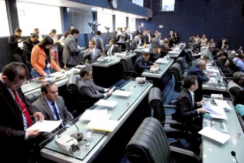 Deputados votam hoje (25) reajuste salarial para servidores da saúde Deputados votam hoje (25) reajuste salarial para servidores da saúde