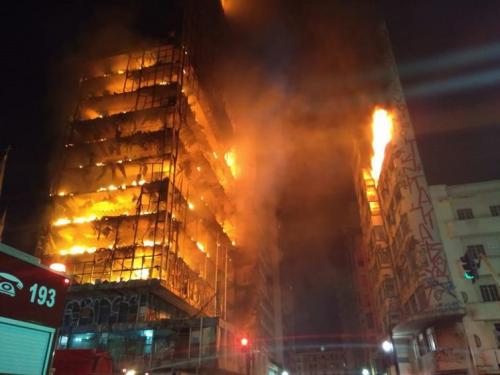 Prédio de 26 andares em chamas desaba no centro de São Paulo Prédio de 26 andares em chamas desaba no centro de São Paulo