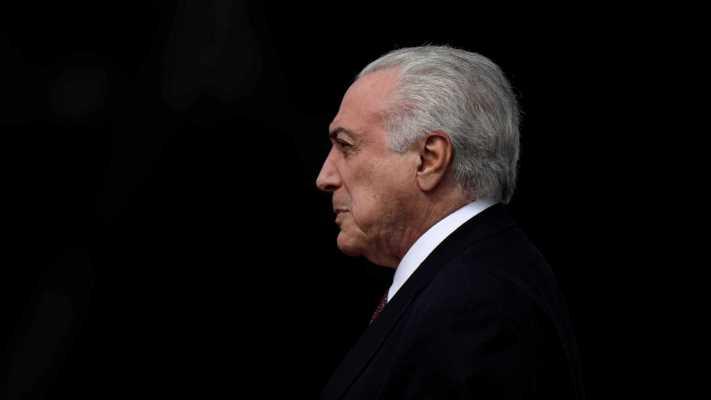 Temer visita prédio incendiado em SP e é hostilizado por moradores Temer visita prédio incendiado em SP e é hostilizado por moradores
