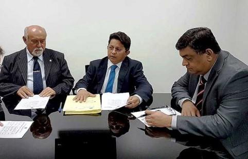 Base isola Dermilson e Belão poderá ser o novo líder de Amazonino Base isola Dermilson e Belão poderá ser o novo líder de Amazonino