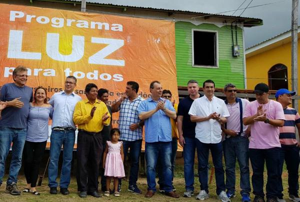 Comitiva liderada por Omar Aziz inaugura Luz Para Todos, em comunidade de Manacapuru Comitiva liderada por Omar Aziz inaugura Luz Para Todos, em comunidade de Manacapuru