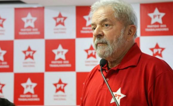 Na prisão, Lula diz a monge que não vai desistir de disputar a presidência Na prisão, Lula diz a monge que não vai desistir de disputar a presidência