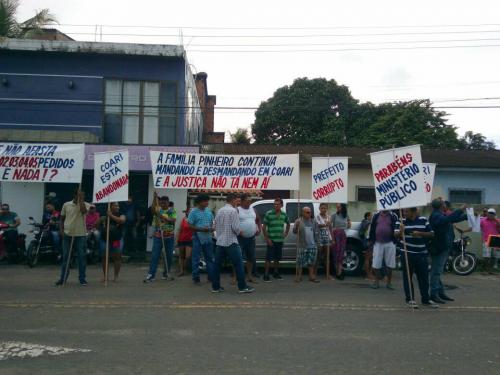 Moradores de Coari protestam em frente ao Fórum de Justiça por afastamento de Adail Moradores de Coari protestam em frente ao Fórum de Justiça por afastamento de Adail