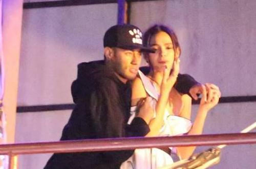 Ataque de ciúmes? Bruna Marquezine pede retirada de mulheres em camarote com Neymar Ataque de ciúmes? Bruna Marquezine pede retirada de mulheres em camarote com Neymar