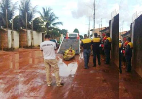 Prefeito manda EMTU guinchar canoa após protesto em rua sem asfalto Prefeito manda EMTU guinchar canoa após protesto em rua sem asfalto
