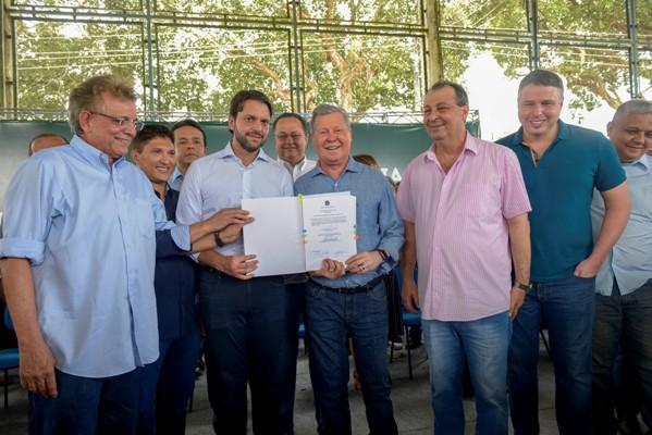 Omar Aziz participa de lançamento de projeto que beneficia 5 mil famílias com regularização fundiária Omar Aziz participa de lançamento de projeto que beneficia 5 mil famílias com regularização fundiária