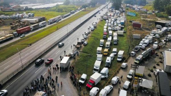 Caminhoneiros mantêm bloqueios nesta segunda-feira (28) em todo o País Caminhoneiros mantêm bloqueios nesta segunda-feira (28) em todo o País