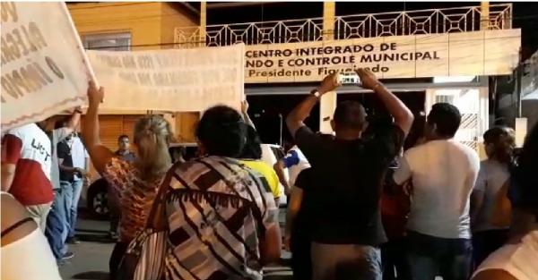 Servidores e professores em Figueiredo protestam e cobram reajuste Servidores e professores em Figueiredo protestam e cobram reajuste